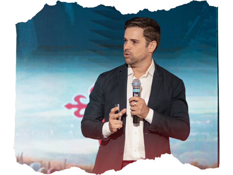 Rodrigo Muccini apresentando com o microfone na mão
