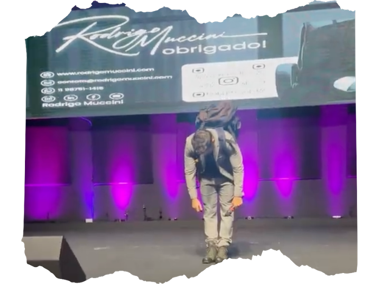 Rodrigo Muccini curvando-se para a plateia ao final da palestra