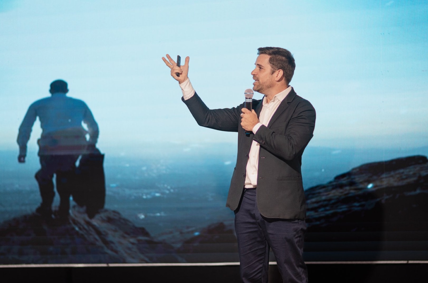 Rodrigo Muccini no palco durante a palestra